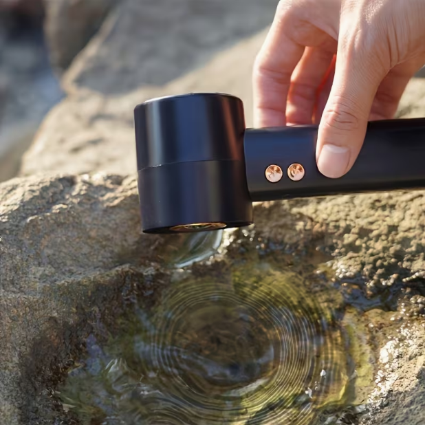 COOLGO Prenosný mini ventilátor USB do ruky so 100 nastaviteľnými rýchlosťami, turbo zosilnením a digitálnym displejom, vstavaný kompas vhodný pre vonkajšie použitie, kempovanie, cestovanie, USB chladiaci ventilátor