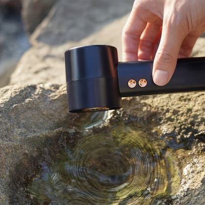 COOLGO Prenosný mini ventilátor USB do ruky so 100 nastaviteľnými rýchlosťami, turbo zosilnením a digitálnym displejom, vstavaný kompas vhodný pre vonkajšie použitie, kempovanie, cestovanie, USB chladiaci ventilátor