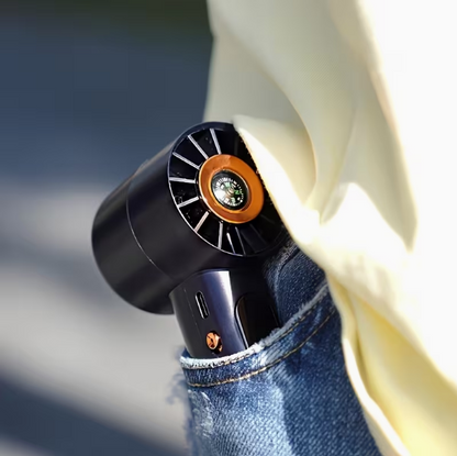 COOLGO Prenosný mini ventilátor USB do ruky so 100 nastaviteľnými rýchlosťami, turbo zosilnením a digitálnym displejom, vstavaný kompas vhodný pre vonkajšie použitie, kempovanie, cestovanie, USB chladiaci ventilátor